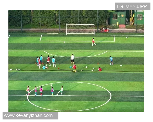 梅州足球核心球星闪耀赛场引领球队奋勇拼搏逐梦绿茵