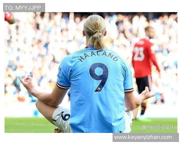 足球巨星激情庆祝手指定格镜头展现赛场独特瞬间魅力