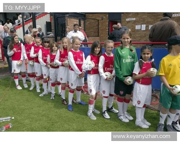 足球球星嘲笑球童引争议 球场失礼行为引发热议与批评 足球球星嘲笑球童引争议 球场失礼行为引发热议与批评